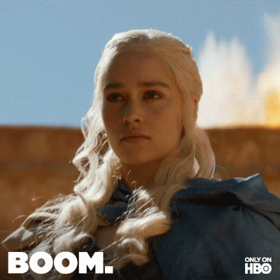 Daenerys Targaryen devant une explosion.