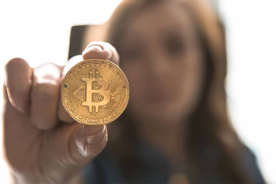 Une personne montrant un bitcoin
