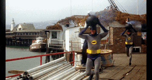 Batman court avec une bombe.