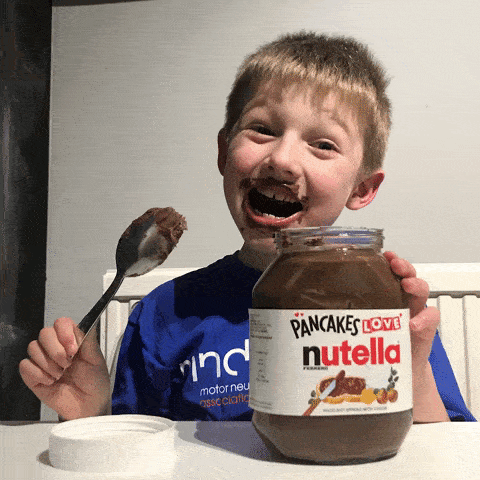 Un enfant mange du Nutella.