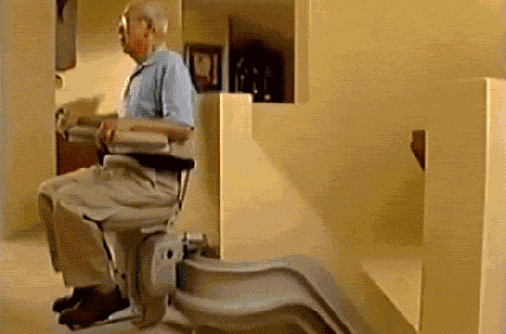 vieille homme sur un fauteuil