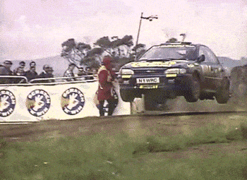 Une voiture de rallye Subaru Impreza fait un saut