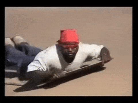 Un homme fait du surf sur le sable