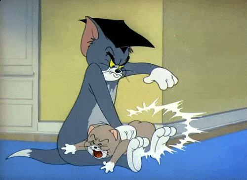 Tom donne une fessée à Jerry.