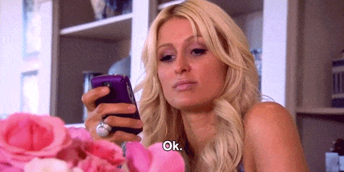 Paris Hilton dit OK à son téléphone.