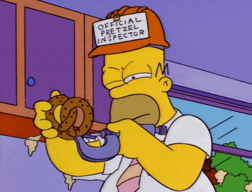 Homer Simpson inspecte une bretzel.