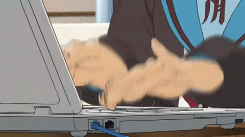 Des doigts tapent sur un clavier très vite.